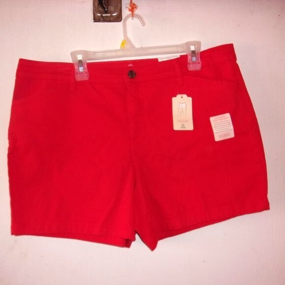 St Johns Bay High Risk Red Size 16 Shorts NWT - Picture 1 of 7